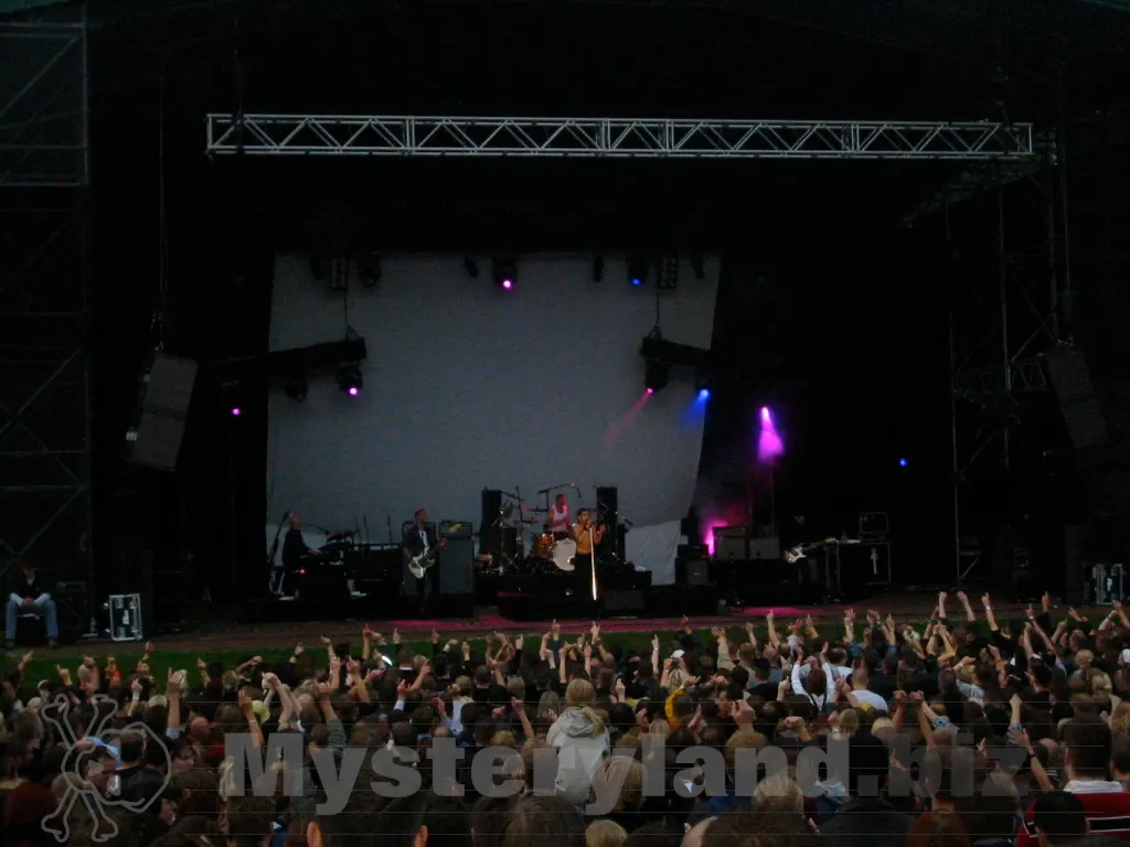 Dave Gahan und Band vor dem Publikum im Hamburger Stadtpark