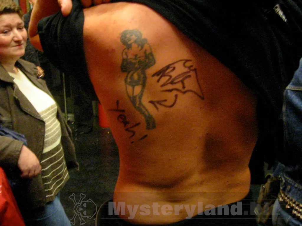 Tattoo und Autogramm bei der Lesung Die Brautprinzessin in Witten