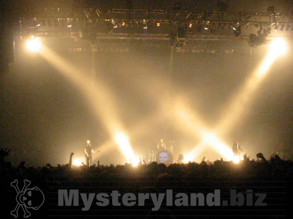 Bühne und Publikum beim Konzert von die ärzte in Oberhausen