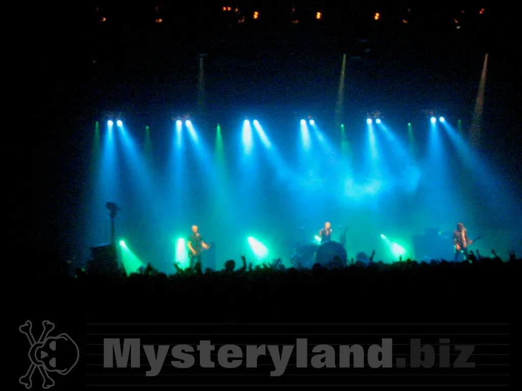 die ärzte im blauen Bühnenlicht der König-Pilsener-Arena