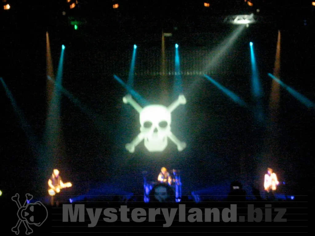 die ärzte mit Totenkopf-Projektion bei ihrem Konzert in Oberhausen