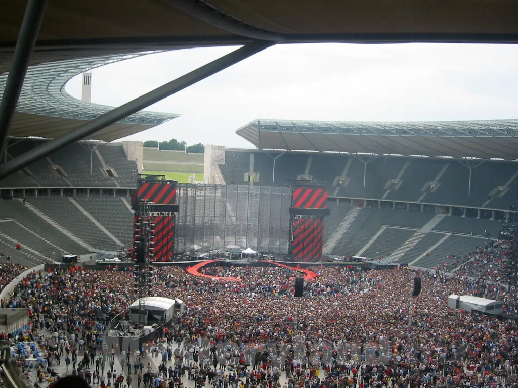 Olympiastadion Berlin vor dem U2 Konzert auf der Vertigo Tour