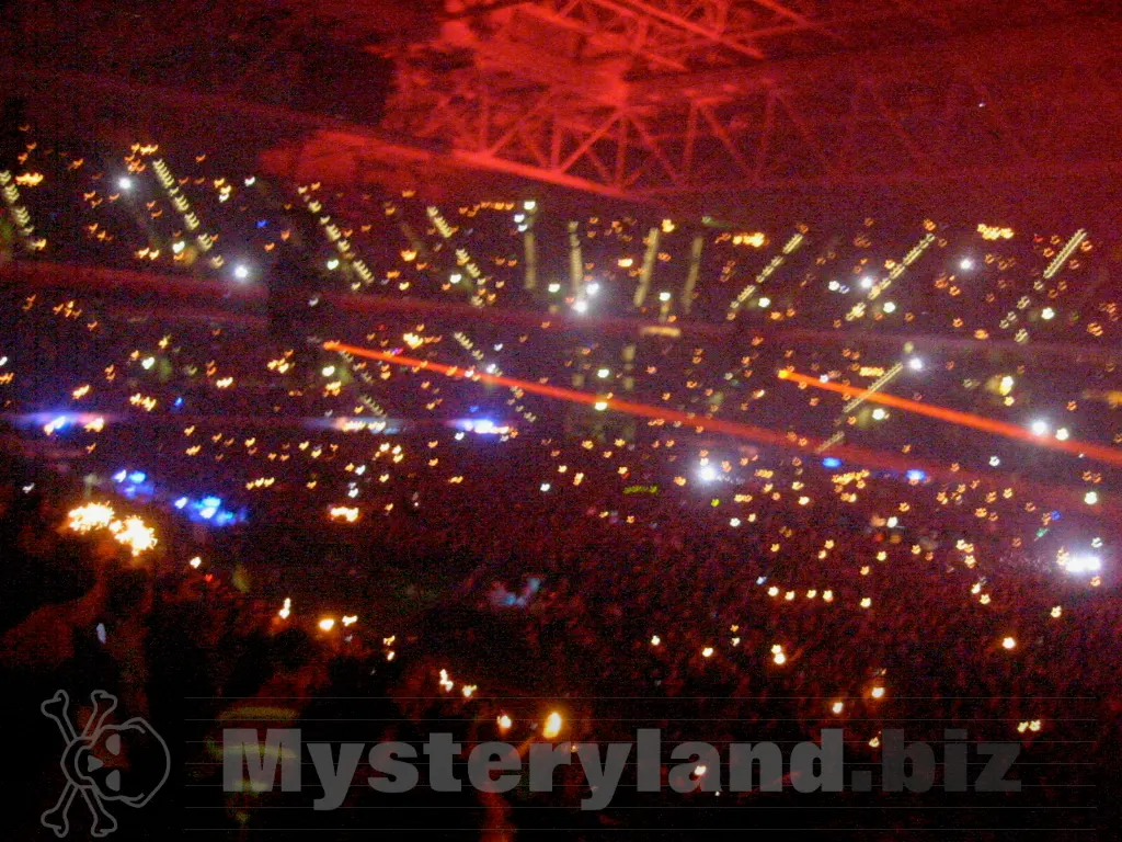 Publikum und Lichtshow beim Depeche Mode Konzert in Düsseldorf