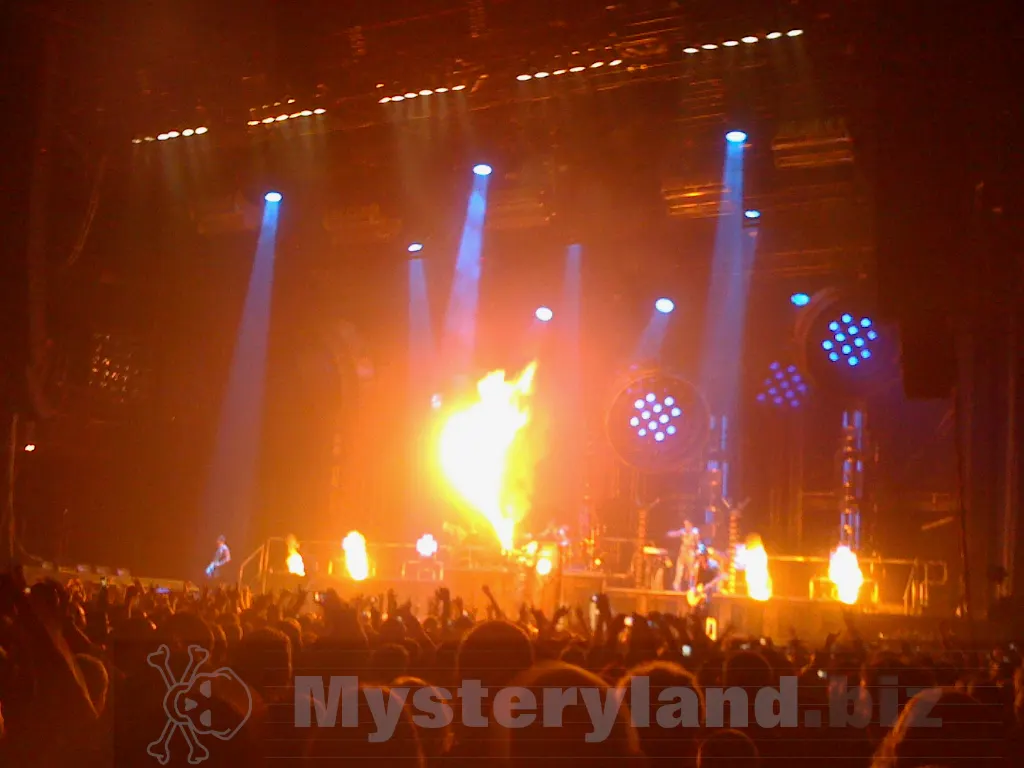 Bühne und Lichtshow bei Rammstein in der Lanxess-Arena