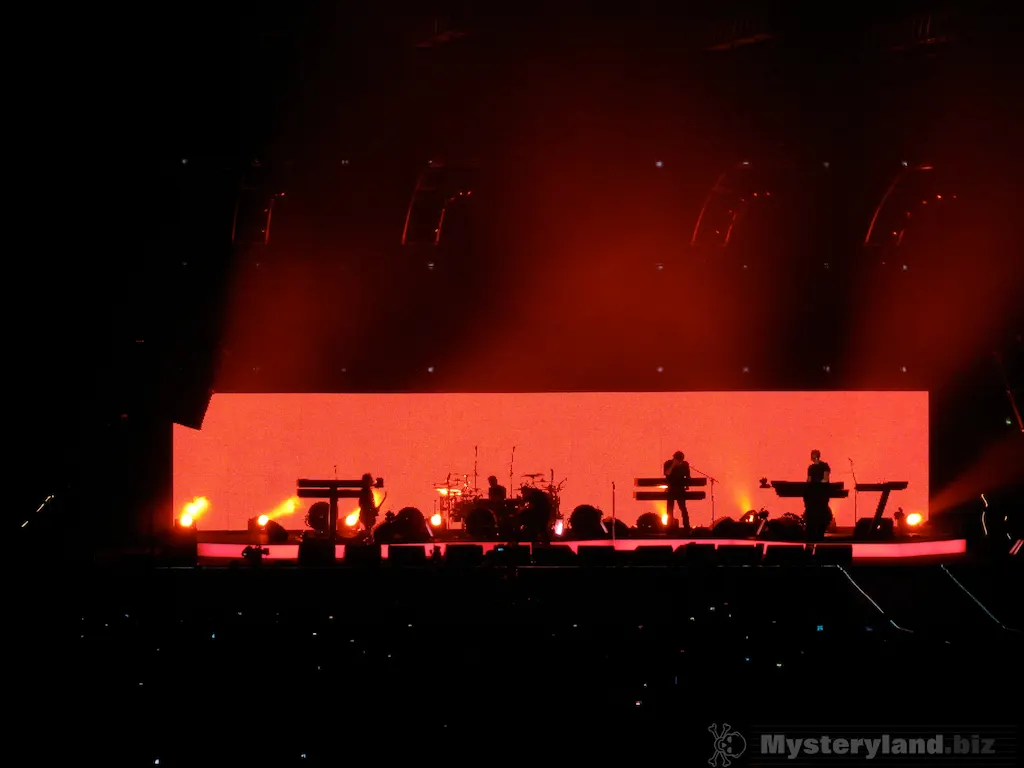 Bühne und Lichtshow bei Depeche Mode in der LTU-Arena