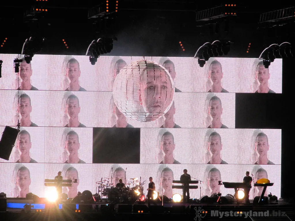 Depeche Mode während der Zugaben in der LTU-Arena