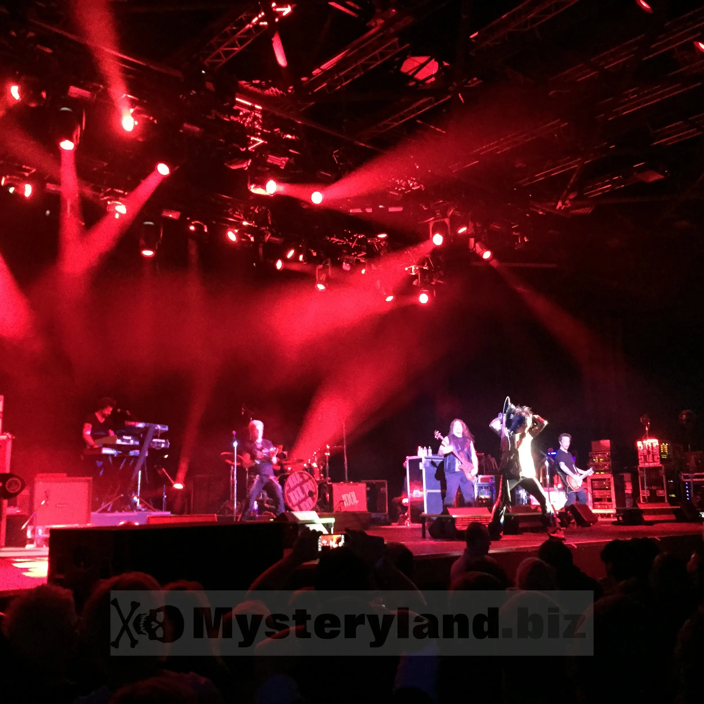 Billy Idol auf der Bühne der Mitsubishi Electric Halle